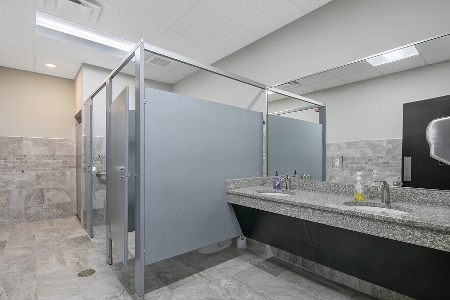 More Photos Of 2847 Bridgewood Dr, Fayetteville Office For Sale