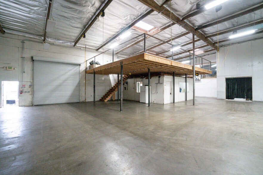 More Photos Of 13501 S Main St, Los Angeles Warehouse For Lease