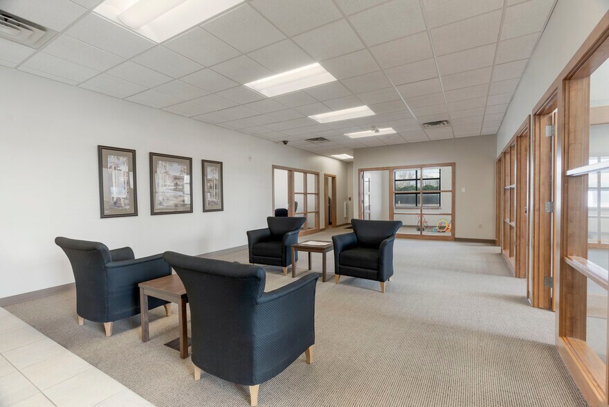 More Photos Of 7447 Riverside Pky, Tulsa Bank For Lease