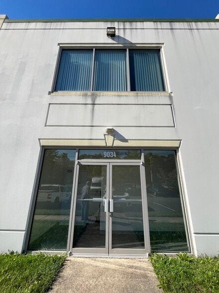 More Photos Of 8982-9050 Hornbaker Rd, Manassas Warehouse For Lease