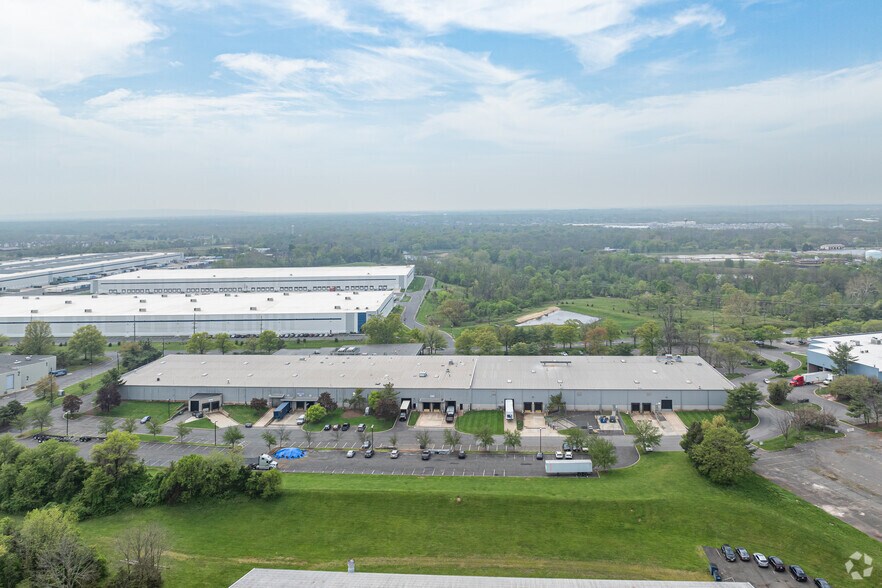 More Photos Of 100 Randolph Rd, Somerset Light Distribution For Lease