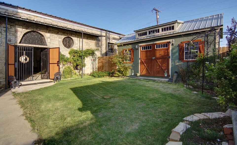 More Photos Of 124 Austin st, Comanche Bar For Sale