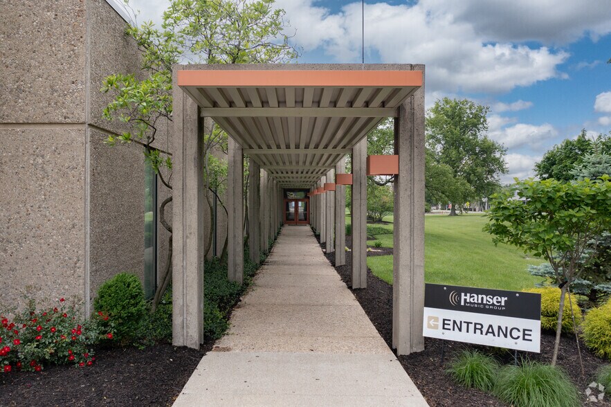 More Photos Of 9933 Alliance Rd, Blue Ash Warehouse For Sale