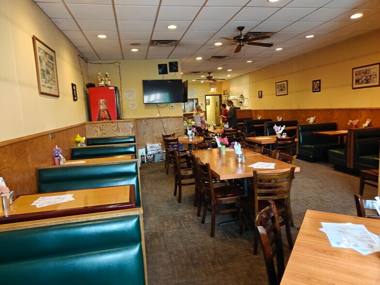 More Photos Of 2565 E 7th Ave, North Saint Paul Restaurant For Sale