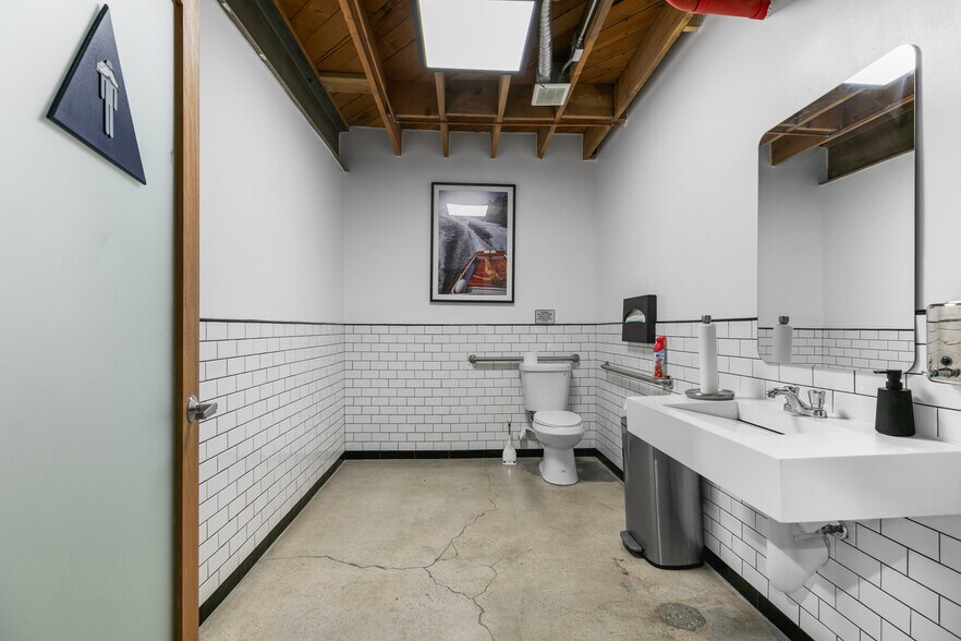 More Photos Of 1604 Venice Blvd, Los Angeles Showroom For Lease
