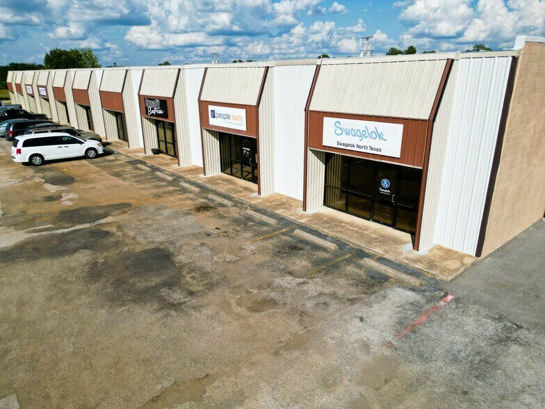 More Photos Of 440 N Eastman Rd, Longview Flex For Lease