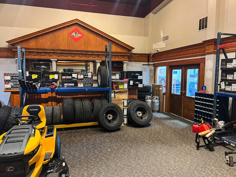 More Photos Of 311-315 N Burch St, Olathe Manufacturing For Sale