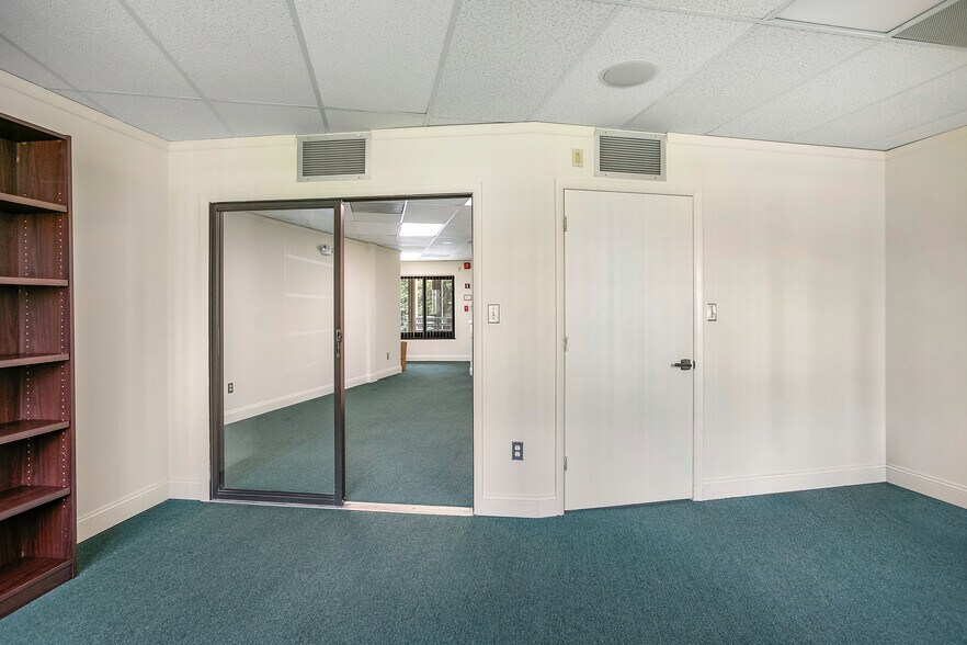 More Photos Of 7960-7990 Old Georgetown Rd, Bethesda Medical For Lease