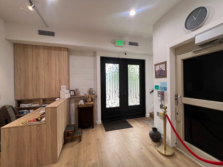 More Photos Of 7053 Owensmouth Ave, Canoga Park Office For Lease