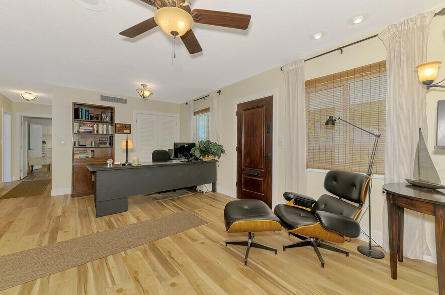 More Photos Of 400 Nokomis Ave S, Venice Specialty For Sale