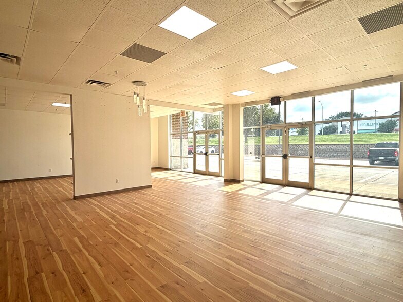 More Photos Of 1805 SE Delaware Ave, Ankeny General Retail For Lease
