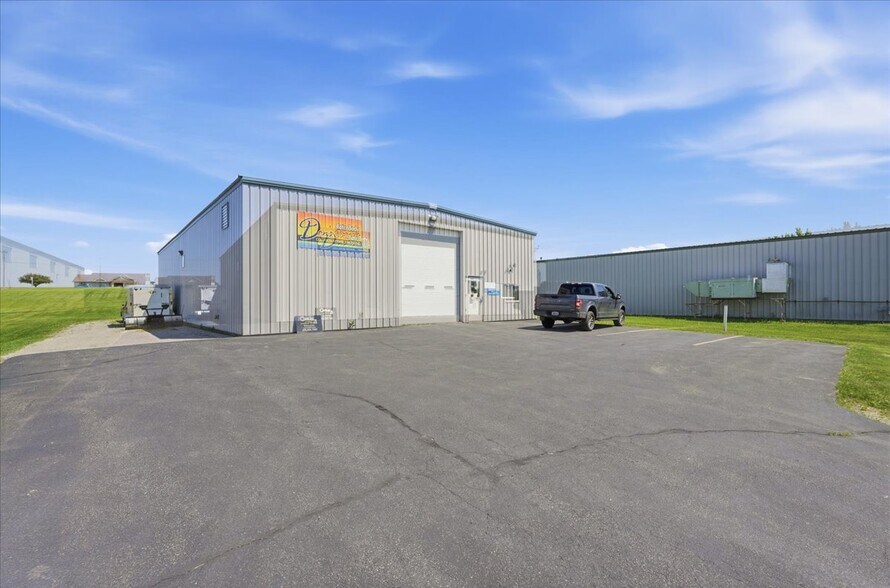More Photos Of 590 Commercial Ave, Waterloo Auto Repair For Sale