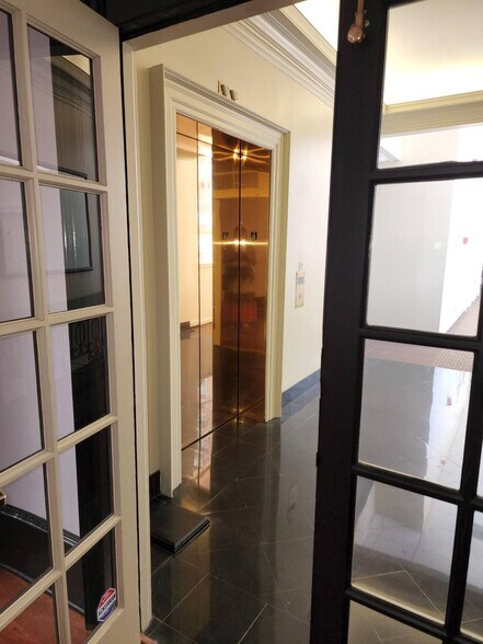 More Photos Of 3155 Roswell Rd NE, Atlanta Office For Sale