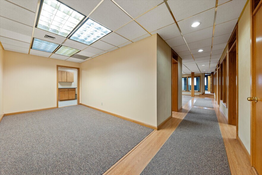 More Photos Of 100 E Broadway Ave, Moses Lake Office For Sale