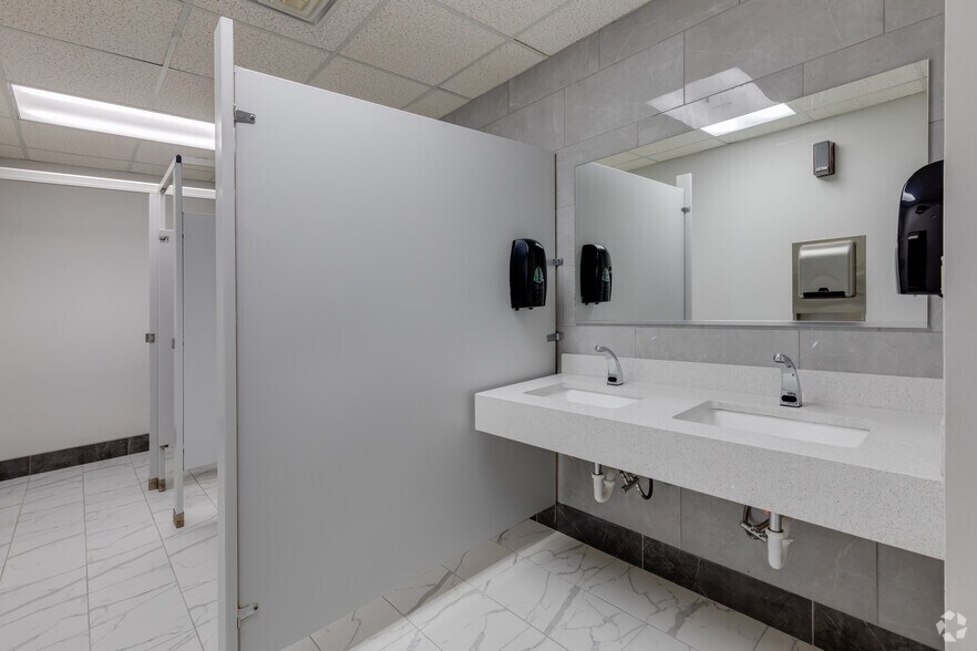 More Photos Of 6846 S Canton Ave, Tulsa Unknown For Lease