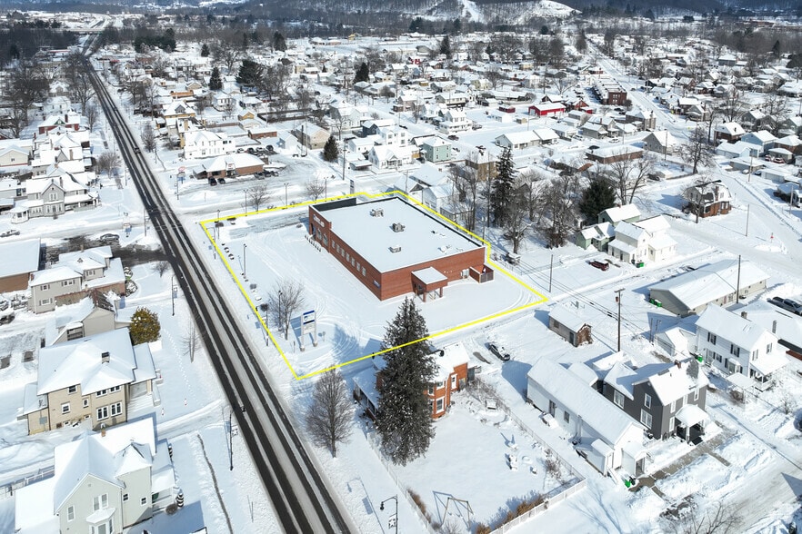 More Photos Of 735 N Water St, Uhrichsville Drugstore For Lease