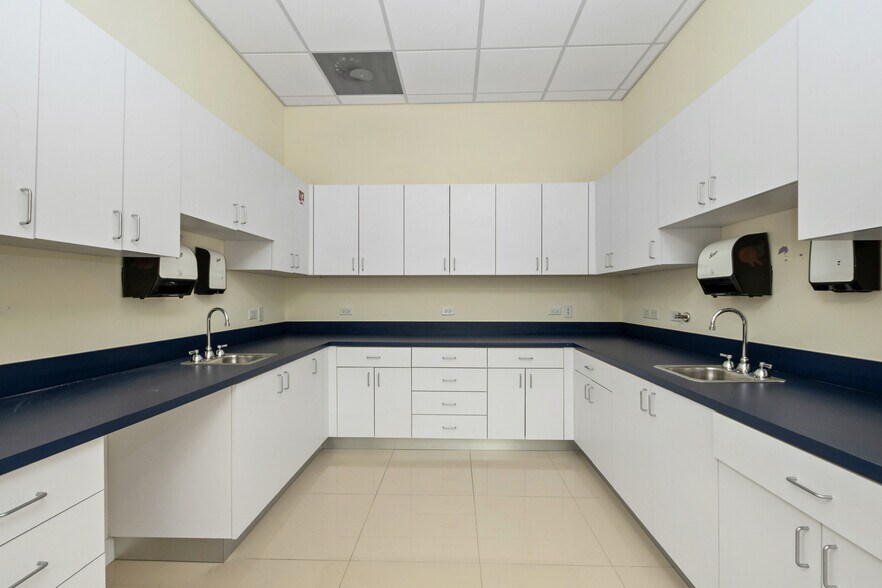 More Photos Of 4733 N Kedzie Ave, Chicago Storefront For Lease