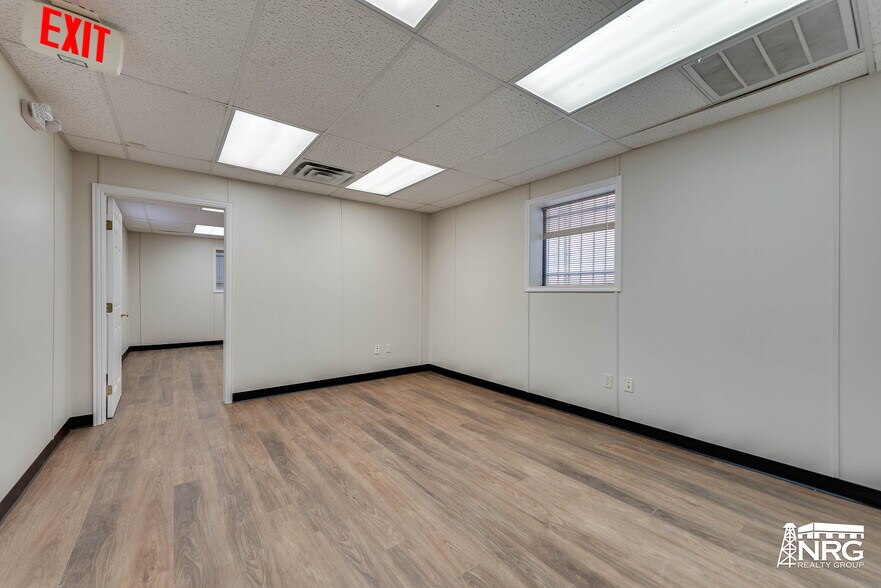 More Photos Of 1551 Laredo Dr, Odessa Warehouse For Lease