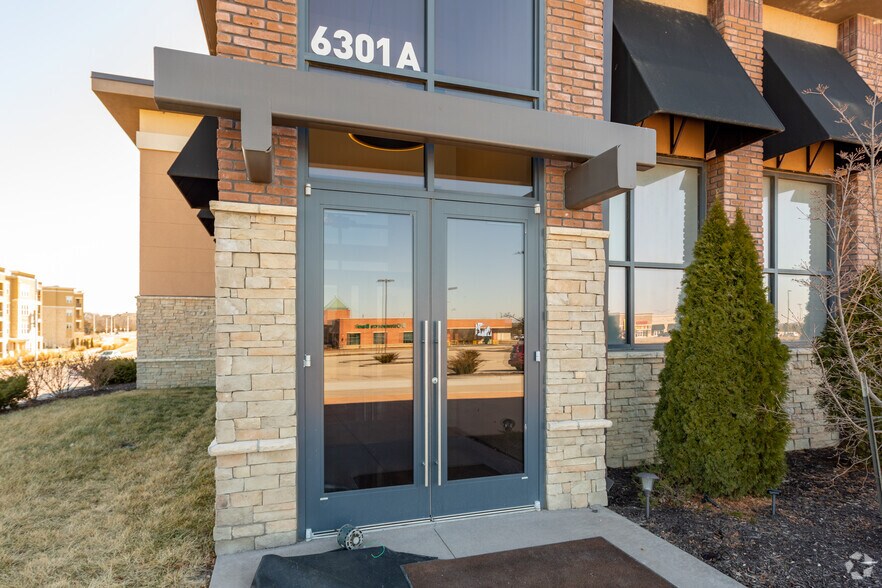 More Photos Of 6301 W 135th St, Overland Park General Retail For Lease