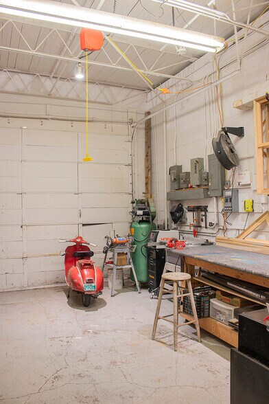 More Photos Of 2003 Brundrette, Dallas Warehouse For Lease