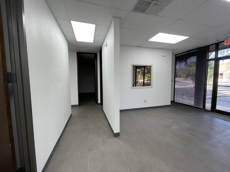 More Photos Of 400 E Ramsey Rd, San Antonio Research And Development For Lease