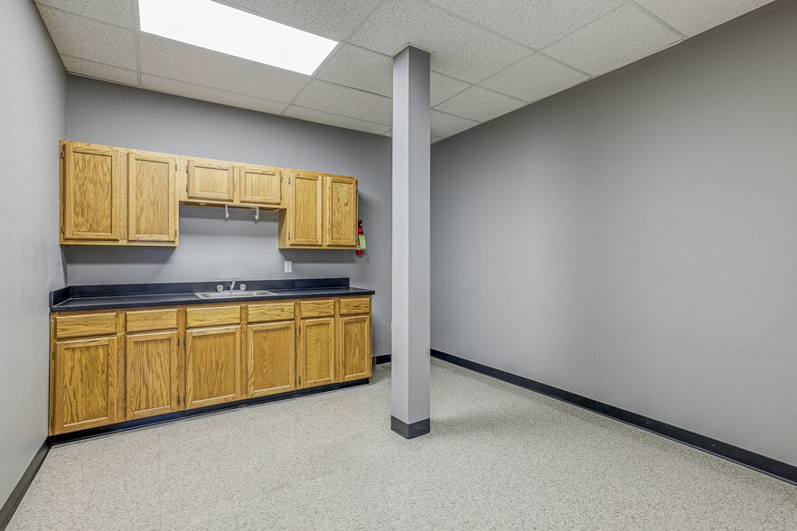 More Photos Of 10502 NW Ambassador Dr, Kansas City Office For Lease