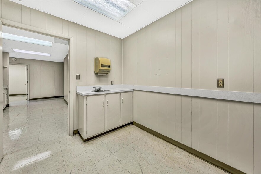 More Photos Of 1930 Braeburn Dr, Salem Medical For Sale