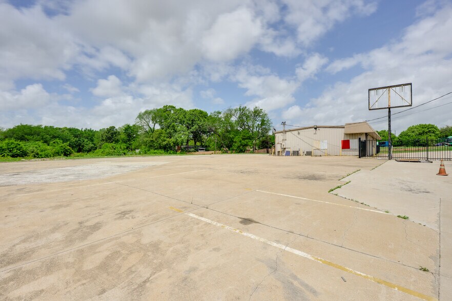 More Photos Of 801 N Walton Walker Hwy, Irving Warehouse For Lease