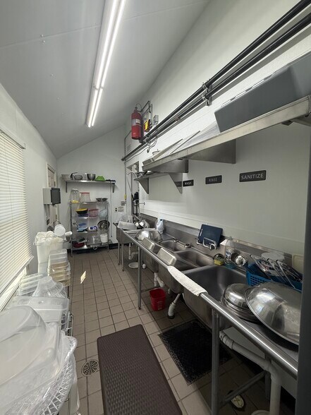 More Photos Of 33518 W Jefferson Ave, Rockwood Restaurant For Sale