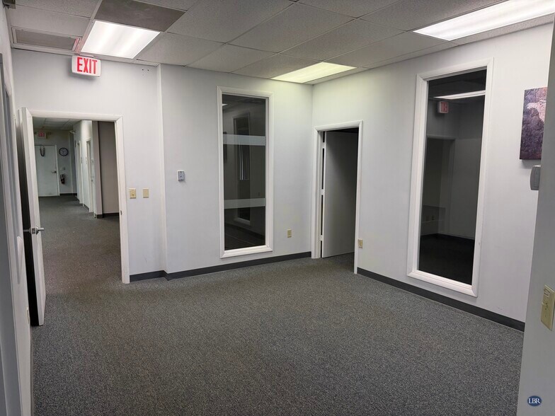 More Photos Of 1333-1335 Gateway Dr, Melbourne Flex For Lease