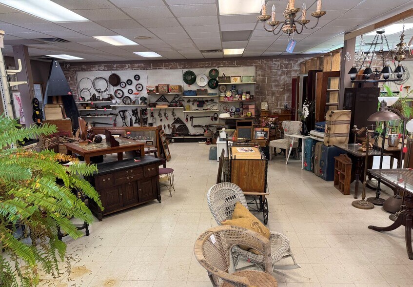 More Photos Of 1009 Mills St, Black Earth Warehouse For Sale