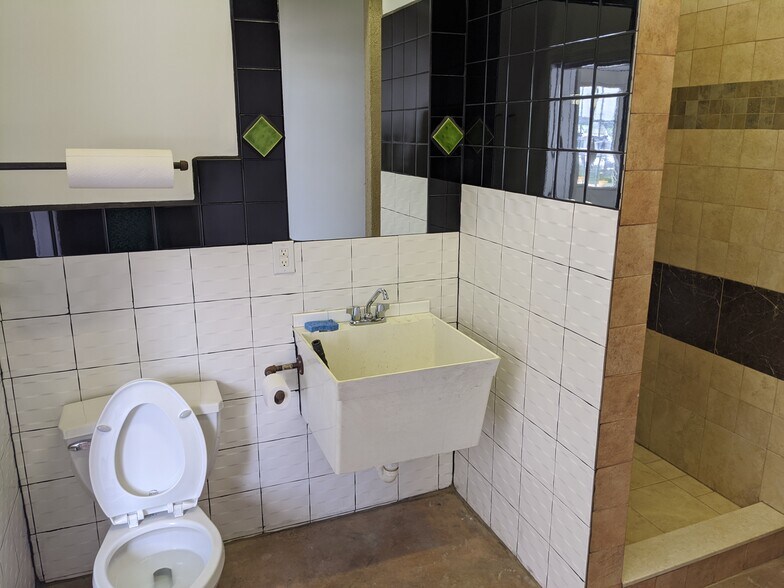 More Photos Of 289 E Main St, Westminster Office Residential For Lease