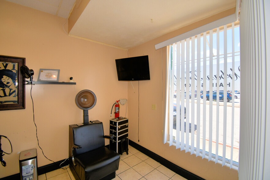 More Photos Of 128 E Orange Ave, Lake Wales General Retail For Sale