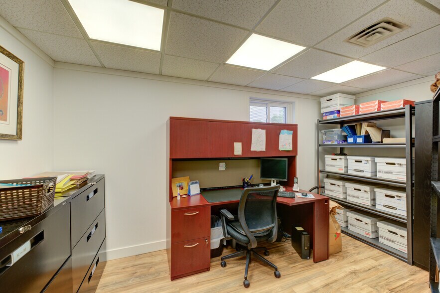 More Photos Of 127 Charing Cross St, Brantford Office For Sale