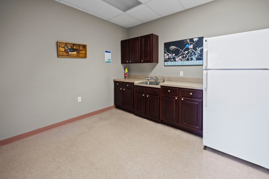 More Photos Of 1374 Whitehorse Hamilton Square Rd, Hamilton Office For Sale