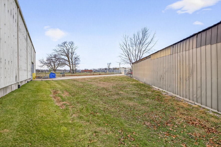 More Photos Of 1500 Dismuke Dr, Farmington Distribution For Sale