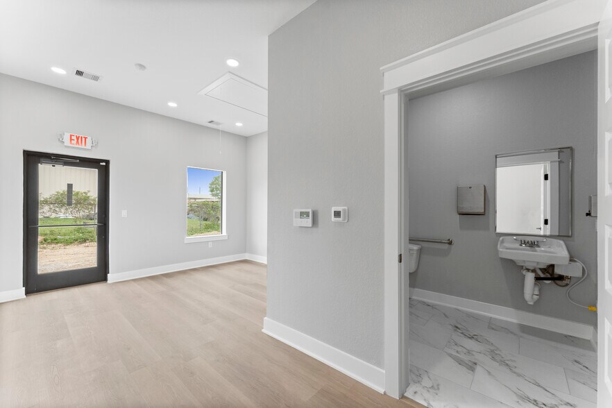 More Photos Of 11606 Westlock Dr, Tomball Medical For Sale