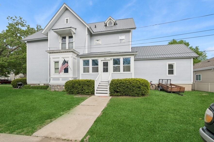 More Photos Of 1128 Wisconsin St, Lake Geneva Multifamily For Sale