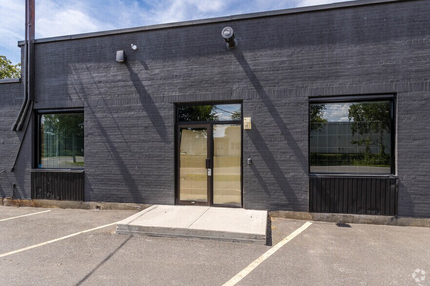 More Photos Of 131 Boul Hymus, Pointe-claire Industrial For Lease