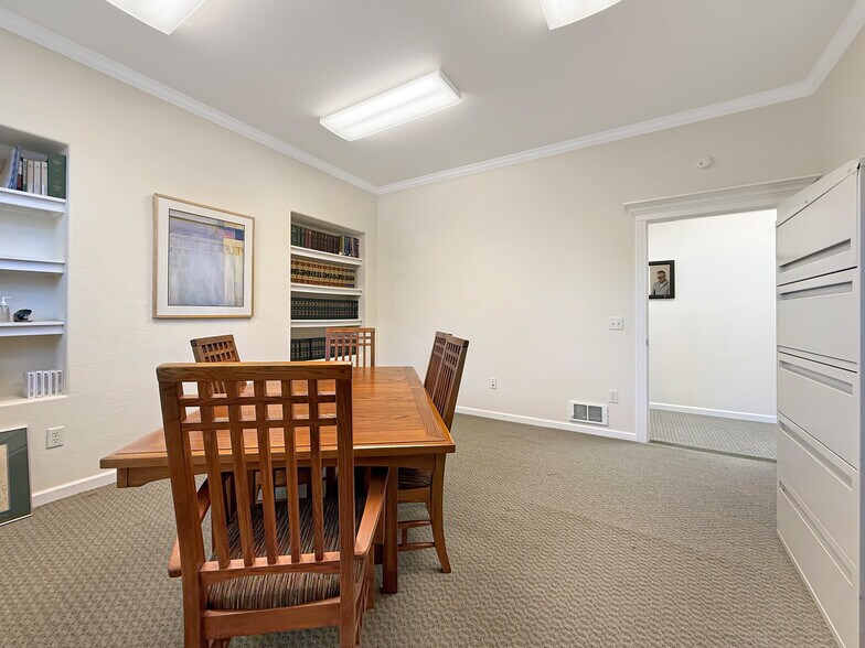 More Photos Of 624 Fleet St, Brookings Office For Sale