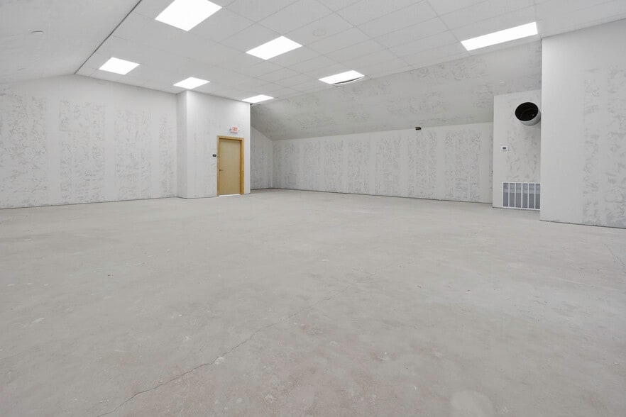 More Photos Of 4403-4411 SW 3rd St, Oklahoma City Showroom For Lease