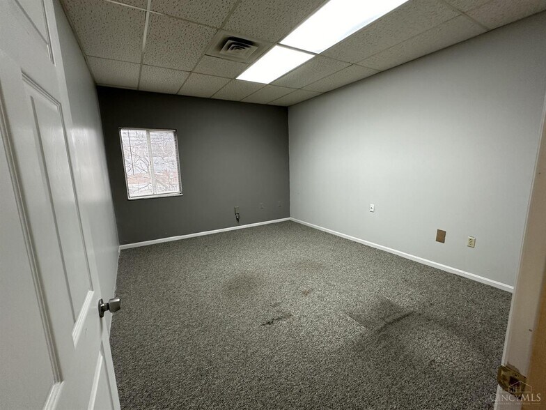 More Photos Of 2010-2040 Anderson Ferry Rd, Cincinnati Unknown For Lease