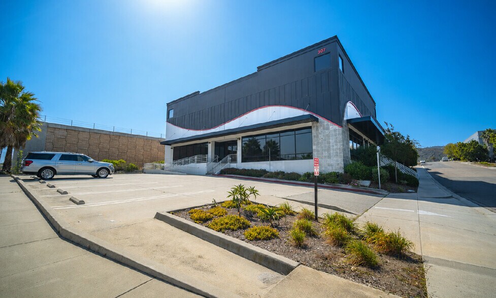 More Photos Of 307 E Carmel St, San Marcos Showroom For Lease
