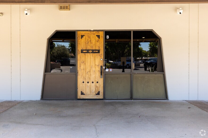 More Photos Of 23930-23978 Craftsman Rd, Calabasas Warehouse For Lease