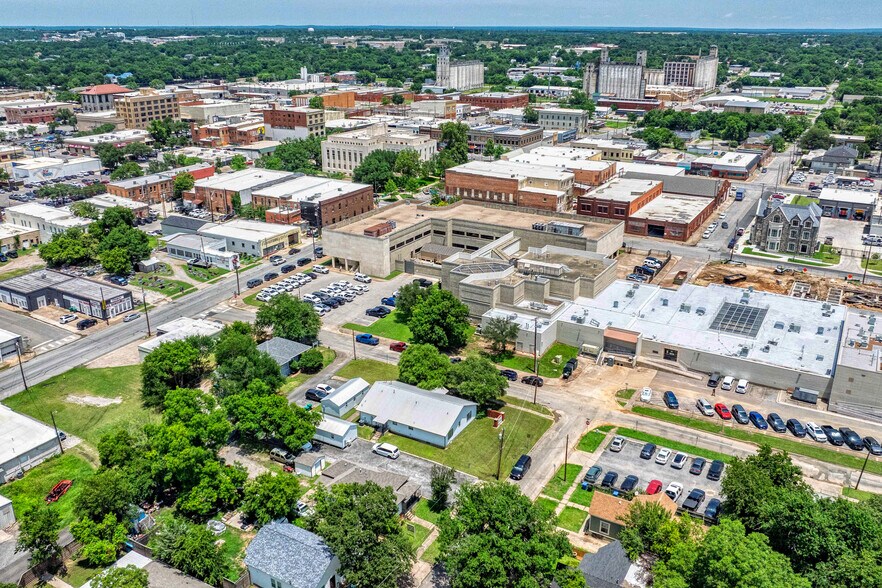 More Photos Of 220 S Elm St, Sherman Office For Sale