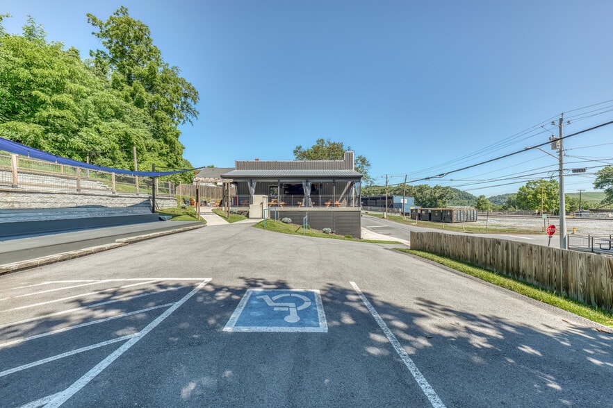More Photos Of 640 E Maple St, Johnson City Bar For Sale