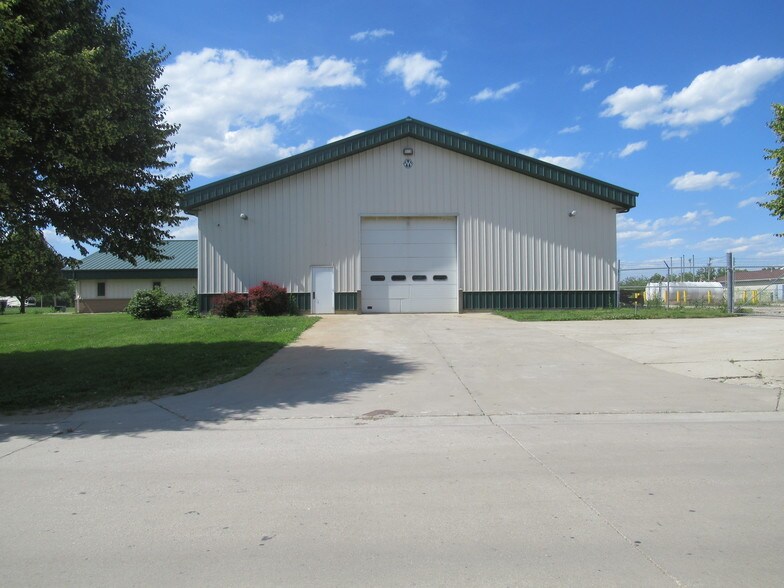More Photos Of 3105 Great Northern, Springfield Warehouse For Sale