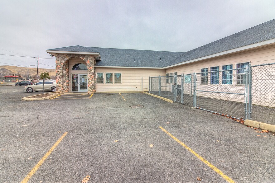 More Photos Of 909 N 21st Ave, Yakima Daycare Center For Sale