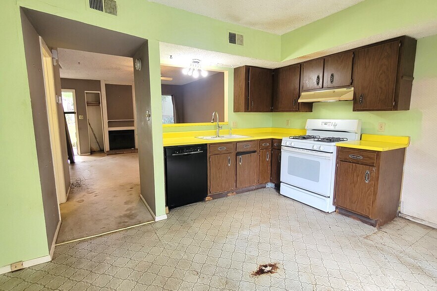 More Photos Of 1402 Southport Dr, Austin Specialty For Sale