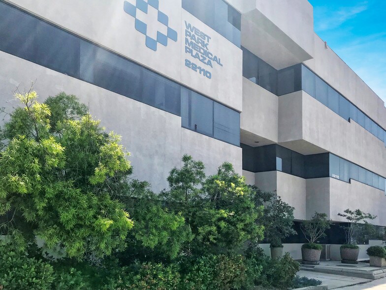 More Photos Of 22110 Roscoe Blvd, Canoga Park Medical For Lease